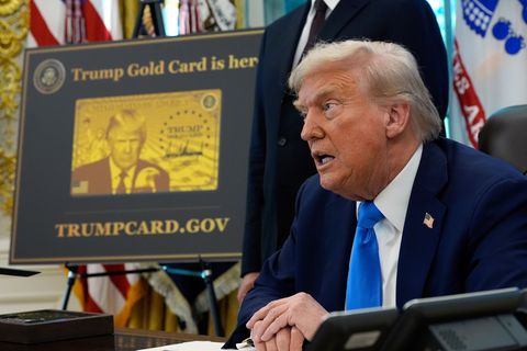 Das Konterfei des Präsidenten ist auch auf der "Trump Gold Card" zu sehen. Foto: Alex Brandon/AP/dpa