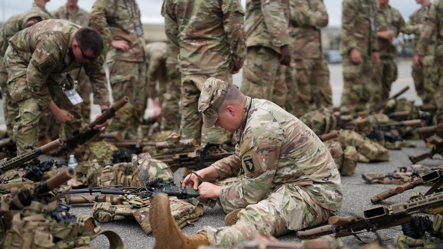 Verteidigungsgesetz: Trump billigt Gesetz: 76.000 US-Soldaten bleiben in Europa