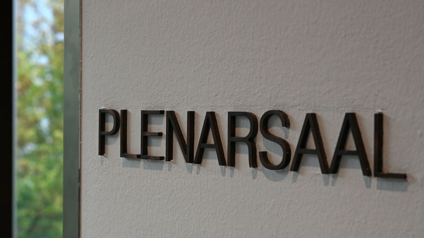 Unter anderem steht eine Abstimmung über den Abschlussbericht des Untersuchungsausschusses zur Entlassungsaffäre auf der Agenda.