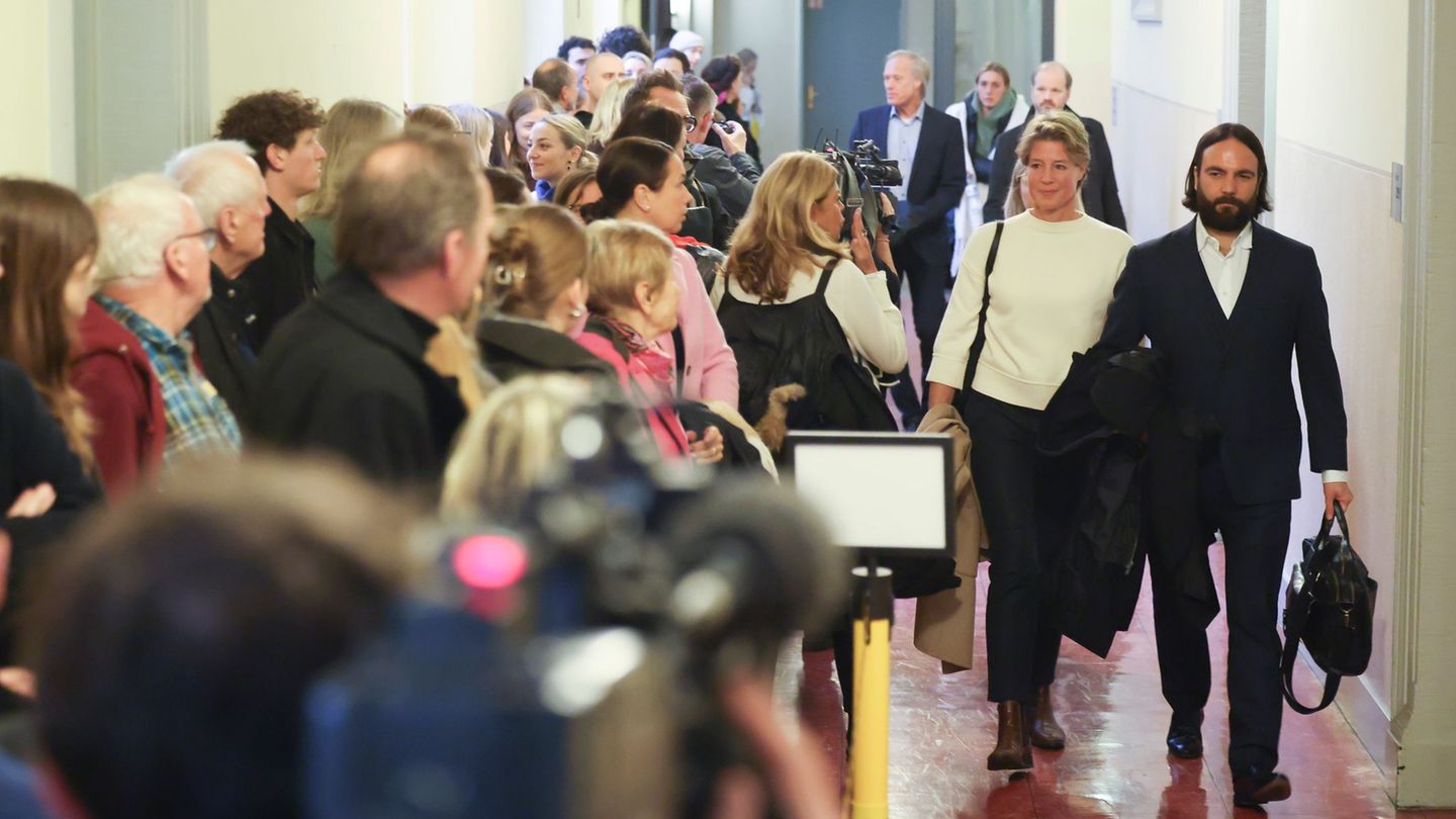 Der Prozess gegen Christina Block wird von zahlreichen Zuschauern und Pressevertretern verfolgt. Foto: Christian Charisius/dpa