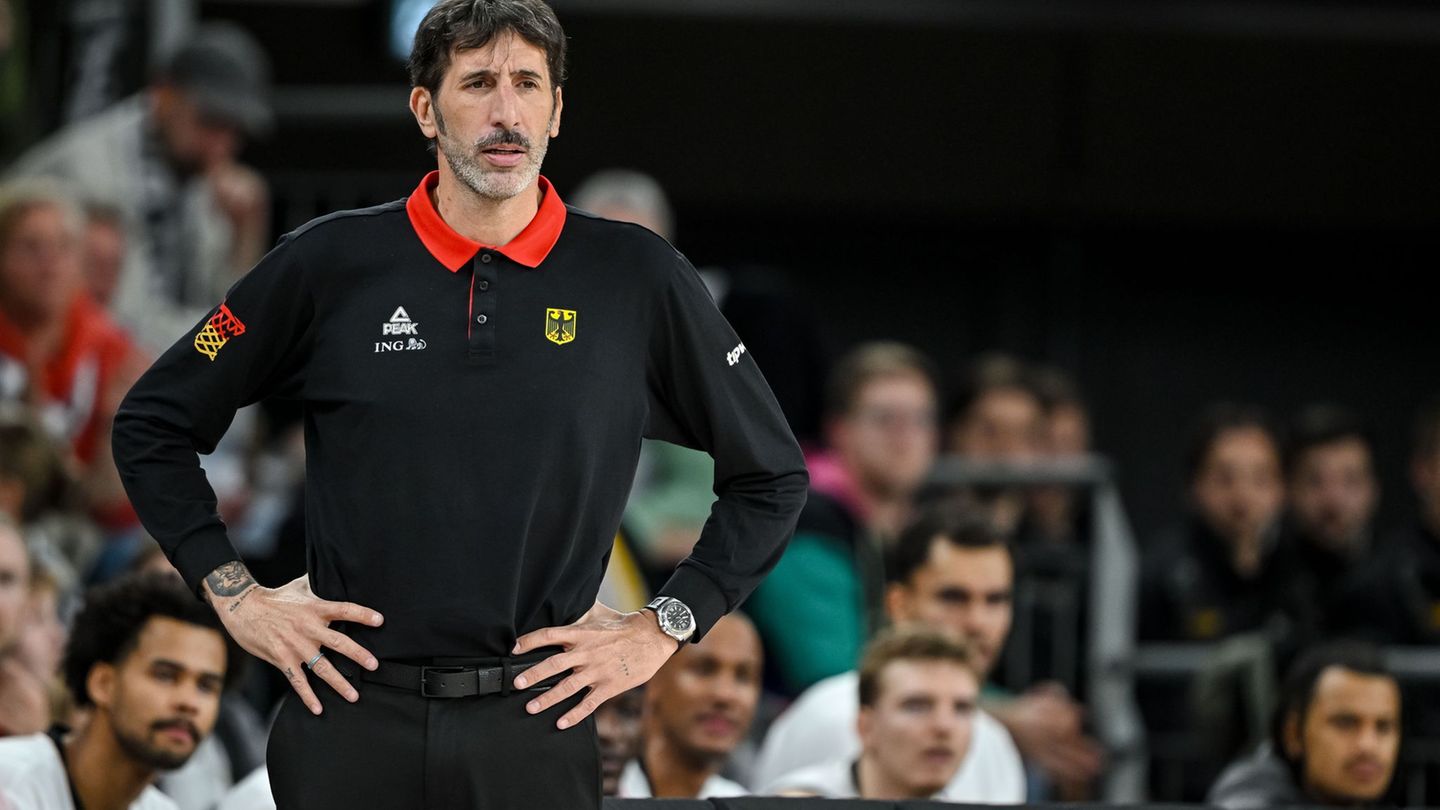 Basketball-Bundestrainer Alex Mumbrú spricht über seine schwere Zeit bei der EM. (Archivfoto) Foto: Harry Langer/dpa