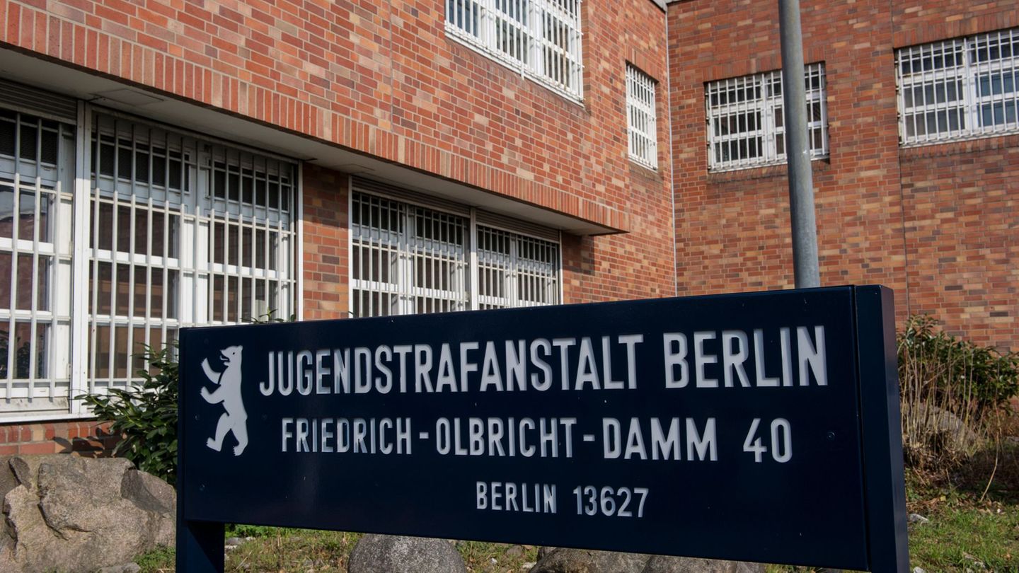 Knast-Rap ohne Klischees: In der JSA Berlin bringen Inhaftierte beim "haftBARS"-Konzert eigene Songs auf die Bühne. (Archivbild)