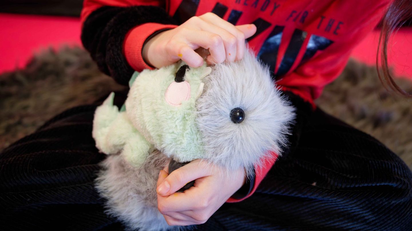 Im "Elektronischen Streichelzoo" im ZKM Karlsruhe können Interessierte Roboter-Meerschweinchen streicheln. Foto: Uwe Anspach/dpa