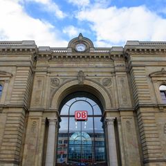 Der Magdeburger Hauptbahnhof soll wegen Stellwerksarbeiten gesperrt werden (Archivbild) Foto: Klaus-Dietmar Gabbert/dpa