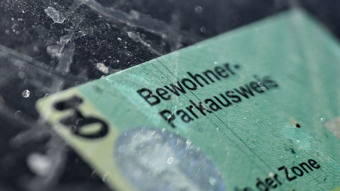 Soll deutlich teurer werden: Der Bewohner-Parkausweis in Berlin. Foto: Britta Pedersen/dpa
