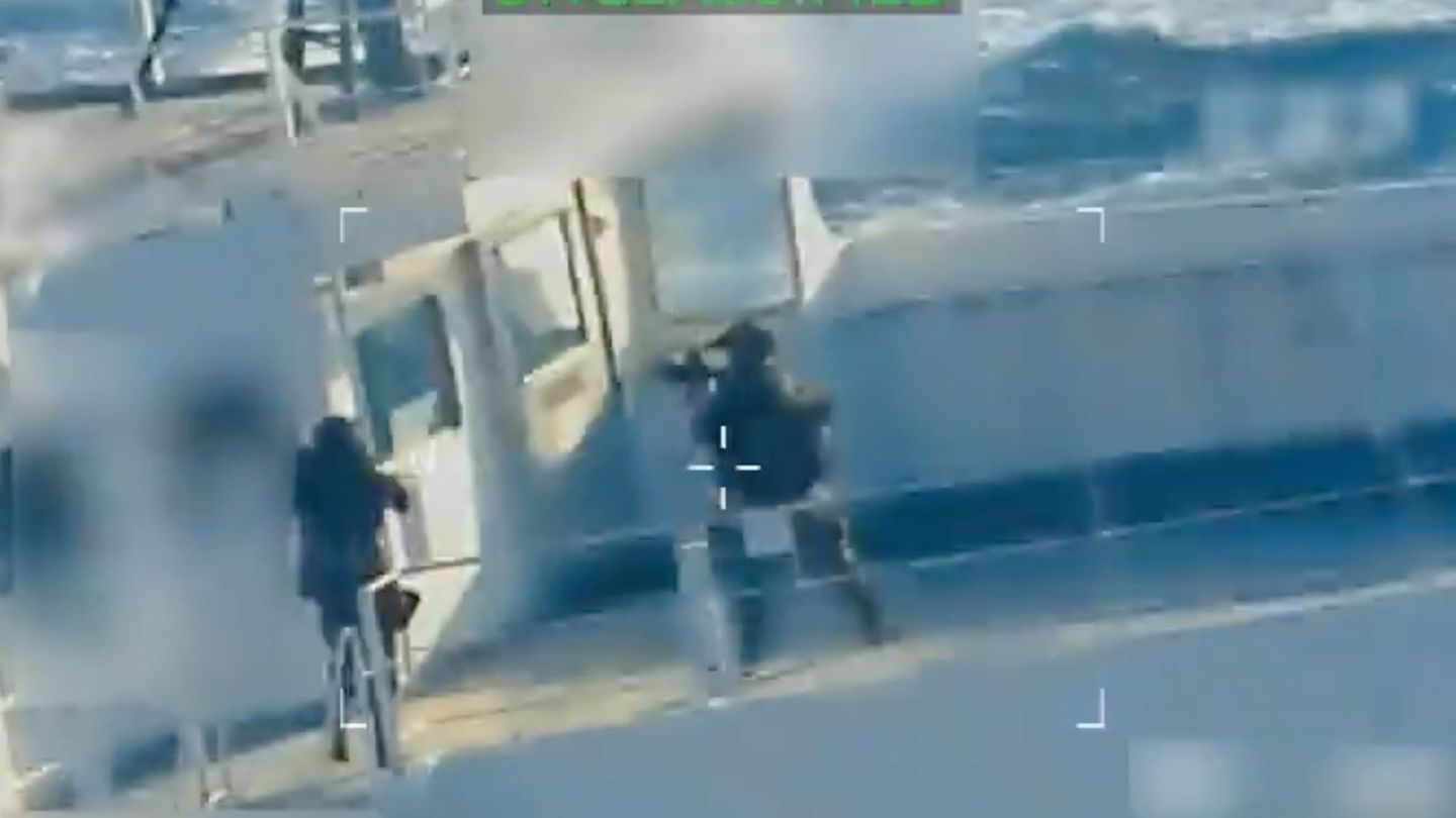 Bewaffnete Soldaten seilten sich auf den Tanker ab. Foto: U.S. Attorney General's Office/X/AP/dpa