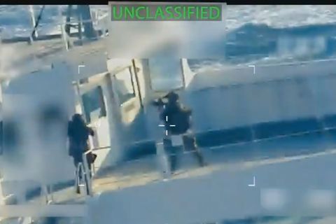 Bewaffnete Soldaten seilten sich auf den Tanker ab. Foto: U.S. Attorney General's Office/X/AP/dpa