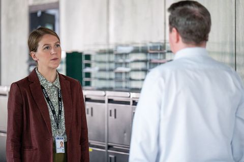 In einem für ihren Chef (Stuart McQuarrie) abgeschlossenen Fall stößt Sarah Collins (Gemma Whelan) auf eine neue Spur, der sie a