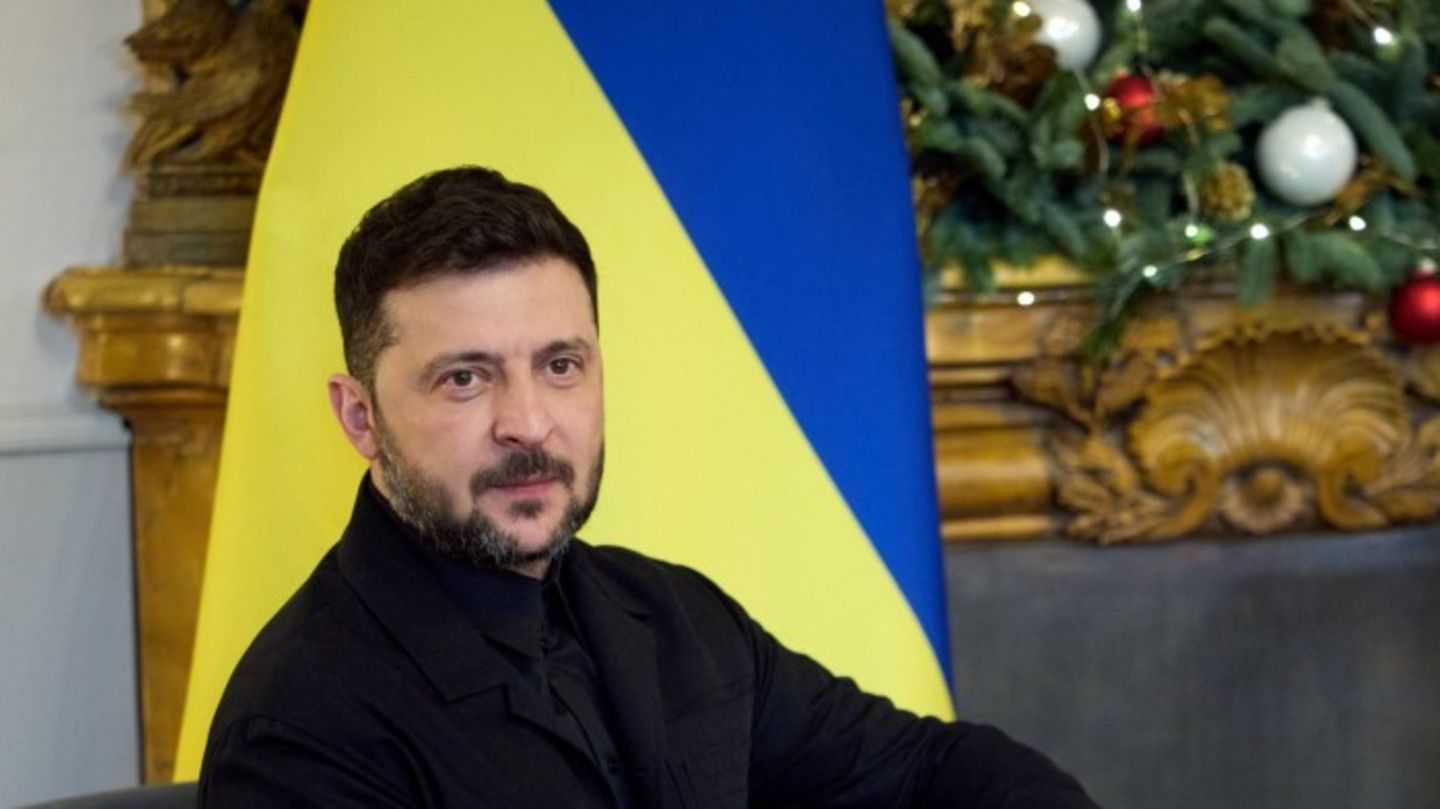 Wolodymyr Selenskyj, Präsident der Ukraine, sitzt in einem Sessel