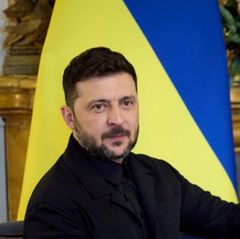 Wolodymyr Selenskyj, Präsident der Ukraine, sitzt in einem Sessel
