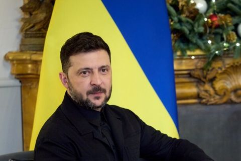 Wolodymyr Selenskyj, Präsident der Ukraine, sitzt in einem Sessel