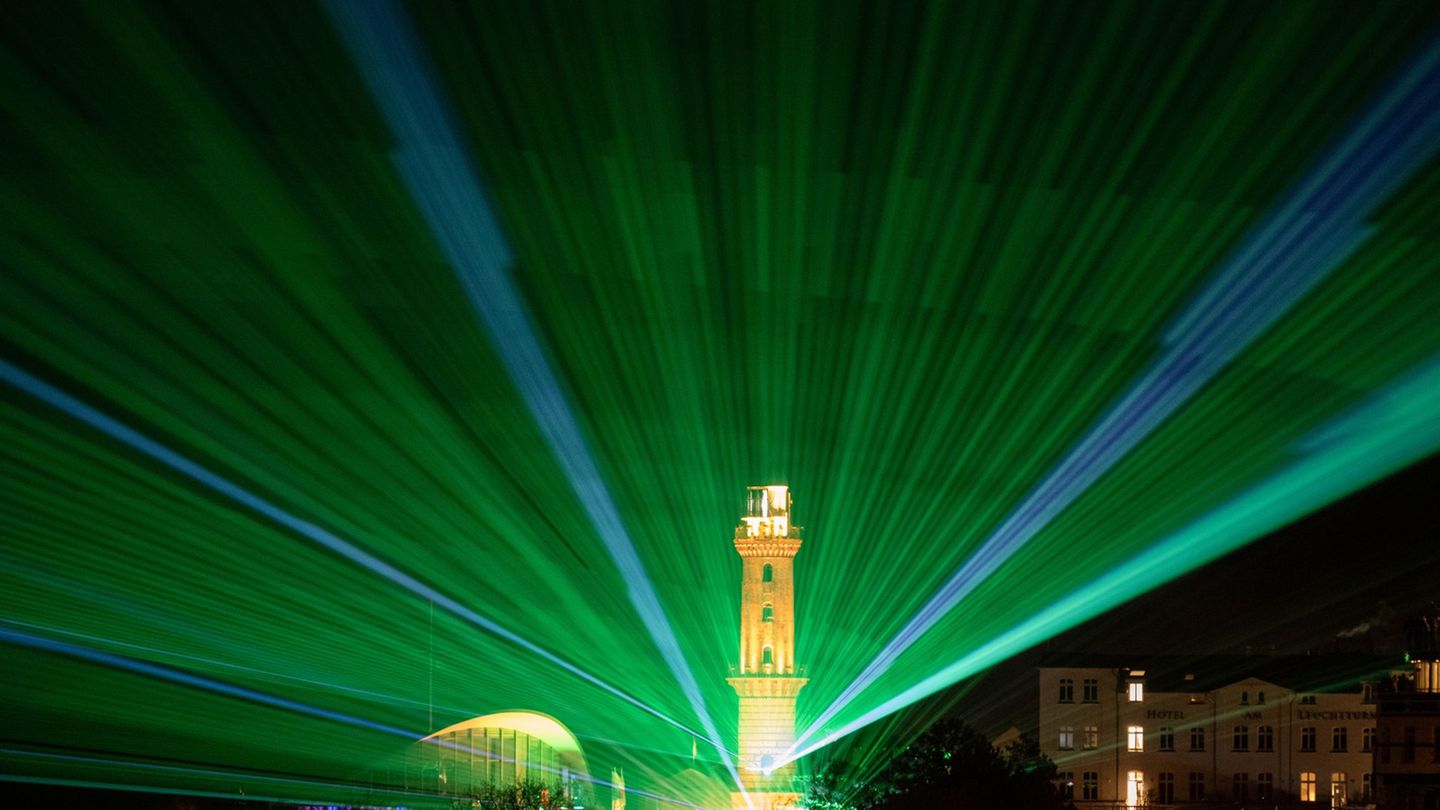 Warnemünder Turmleuchten am Leuchtturm von Warnemünde (Archivbild). Zum Jahreswechsel herrscht in Mecklenburg-Vorpommern erneut