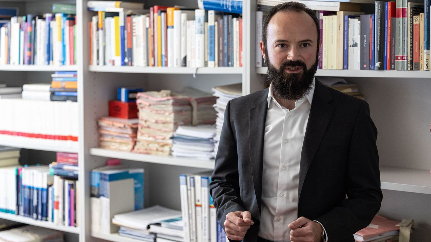 Der Vorwurf des schweren sexuellen Missbrauchs eines Kindes im Maßregelvollzug erschüttert die Öffentlichkeit. Der Direktor der