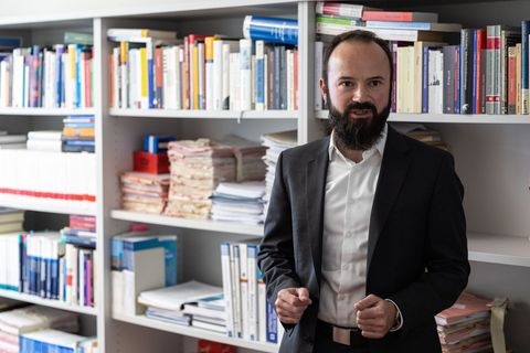 Der Vorwurf des schweren sexuellen Missbrauchs eines Kindes im Maßregelvollzug erschüttert die Öffentlichkeit. Der Direktor der