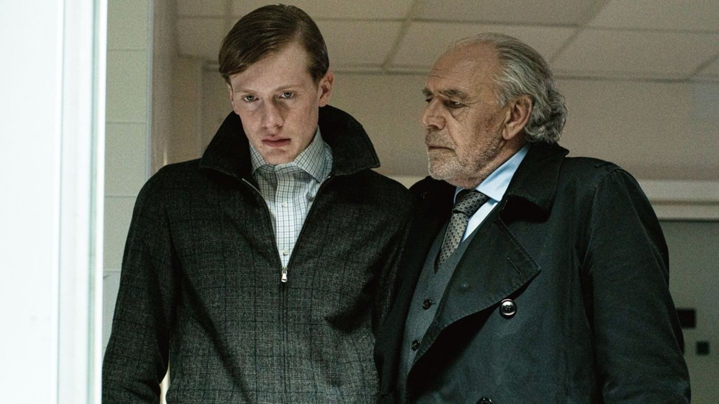 "Der Zürich-Krimi: Borchert und die Glut des Bösen": Borchert (Christian Kohlund, r.) zeigt dem Tatverdächtigen Bruno Zumthor