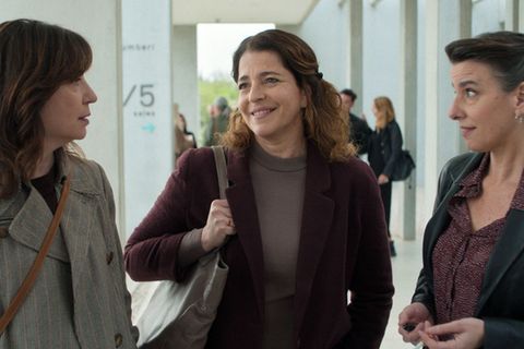 Eva (Nora Navas) gesteht ihren Freundinnen, dass sie nach 25 Ehejahren noch einmal die große Liebe spüren möchte... Szene des Fi