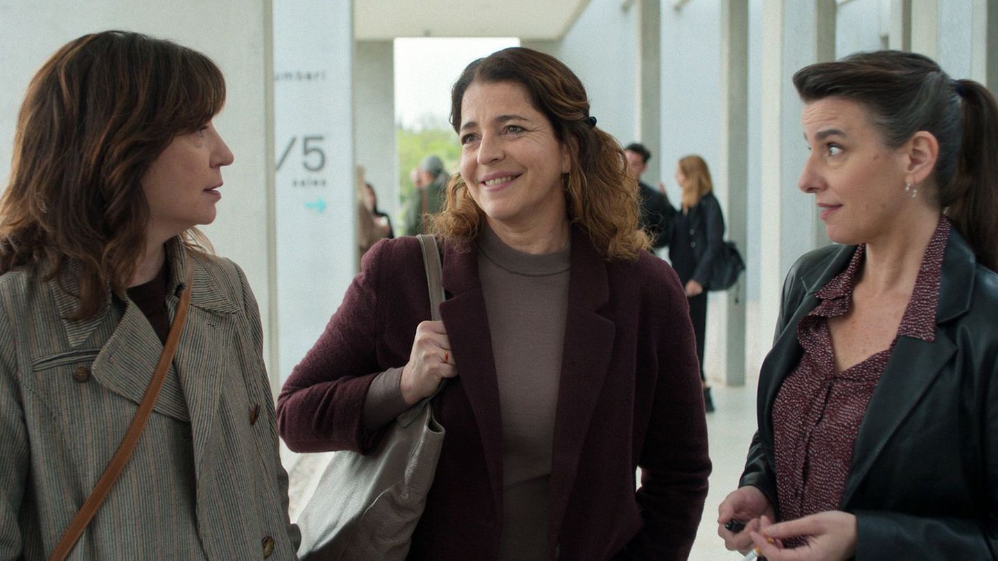 Eva (Nora Navas) gesteht ihren Freundinnen, dass sie nach 25 Ehejahren noch einmal die große Liebe spüren möchte... Szene des Fi