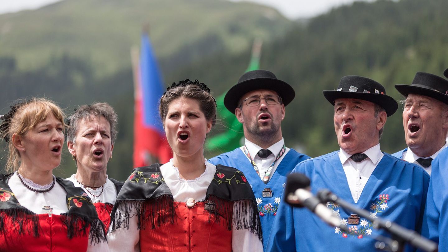 In der Schweiz ist man stolz auf die Kunst des Jodelns. (Archivbild) Foto: Arno Balzarini/KEYSTONE/dpa