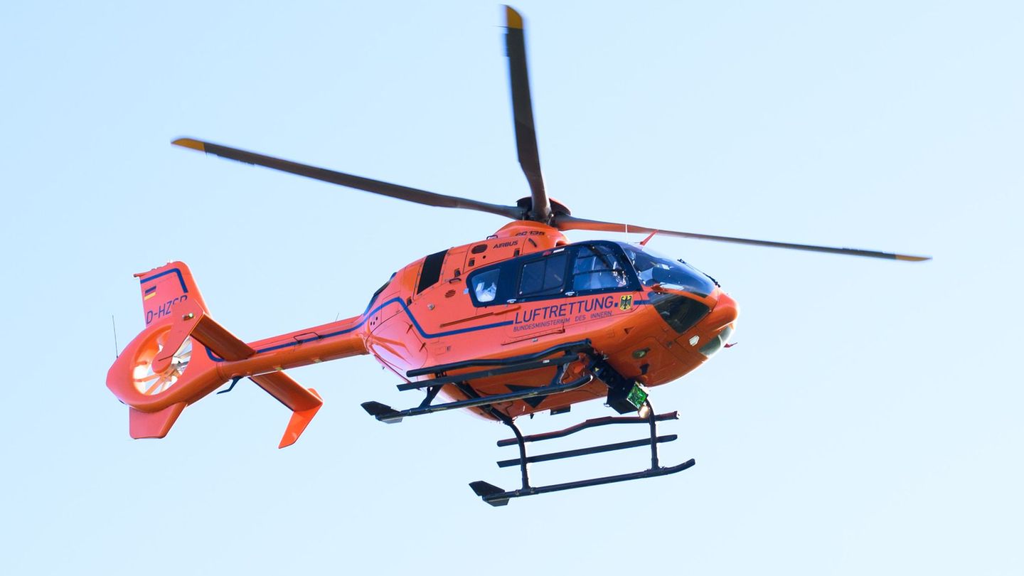 Ein Rettungshubschrauber brachte einen 56-Jährigen in ein umliegendes Krankenhaus. (Symbolbild) Foto: Julian Stratenschulte/dpa