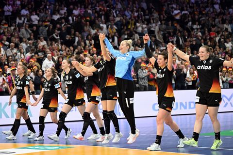 Noch ein Sieg trennt die deutschen Handballerinnen von einer WM-Medaille. Foto: Federico Gambarini/dpa