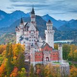 Touristen aus der ganzen Welt zieht das Märchenschloss von König Ludwig II. von Bayern an: jährlich bis zu 1,5 Millionen. Zurecht! Denn Neuschwanstein ist nicht nur ein wunderschönes Schloss im Stil mittelalterlicher Ritterburgen, sondern auch in eine traumhafte Kulisse gesetzt: oberhalb von Hohenschwangau bei Füssen. Kein Wunder, dass sich Disney für sein Firmenlogo und seine Filme von dem 1869 begonnenen Bau inspirieren ließ.