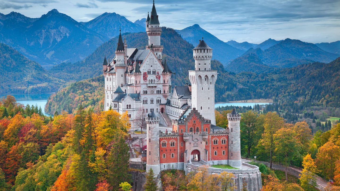 Touristen aus der ganzen Welt zieht das Märchenschloss von König Ludwig II. von Bayern an: jährlich bis zu 1,5 Millionen. Zurecht! Denn Neuschwanstein ist nicht nur ein wunderschönes Schloss im Stil mittelalterlicher Ritterburgen, sondern auch in eine traumhafte Kulisse gesetzt: oberhalb von Hohenschwangau bei Füssen. Kein Wunder, dass sich Disney für sein Firmenlogo und seine Filme von dem 1869 begonnenen Bau inspirieren ließ.