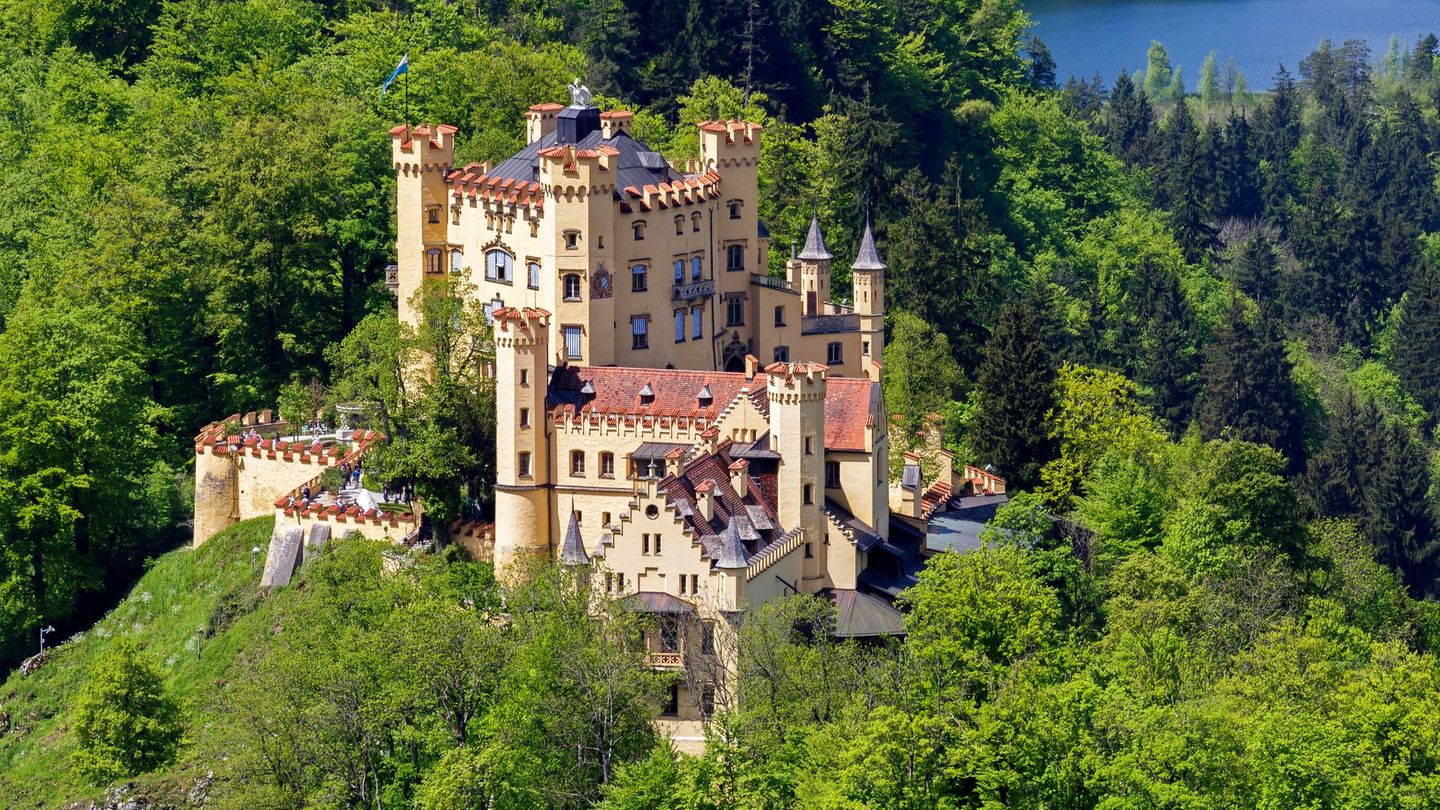 Nicht nur Neuschwanstein, sondern auch Schloss Hohenschwangau zählt zu den berühmten Königsschlössern von Ludwig II. Hier verbrachte der König seine Kindheit und nutzte später das Schloss als Sommerresidenz. Der Bau aus dem 12. Jahrhundert wurde durch Kriege zerstört und 1832 von König Maximilian II. (Vater König Ludwigs II.) im neugotischen Stil wieder aufgebaut.