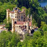 Nicht nur Neuschwanstein, sondern auch Schloss Hohenschwangau zählt zu den berühmten Königsschlössern von Ludwig II. Hier verbrachte der König seine Kindheit und nutzte später das Schloss als Sommerresidenz. Der Bau aus dem 12. Jahrhundert wurde durch Kriege zerstört und 1832 von König Maximilian II. (Vater König Ludwigs II.) im neugotischen Stil wieder aufgebaut.
