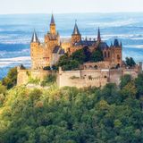 Auch die Burg Hohenzollern ragt wie ein Märchenschloss aus einer fantastischen Landschaft: auf einem Berg am Rande der Schwäbischen Alb. Urkundlich wurde die Stammburg des Fürstengeschlechts der Hohenzollern 1267 zum ersten Mal erwähnt. Danach folgten viele Kriege der Zerstörung und erst im 19. Jahrhundert wurde sie, wie sie heute steht, im neugotischen Stil erbaut.
