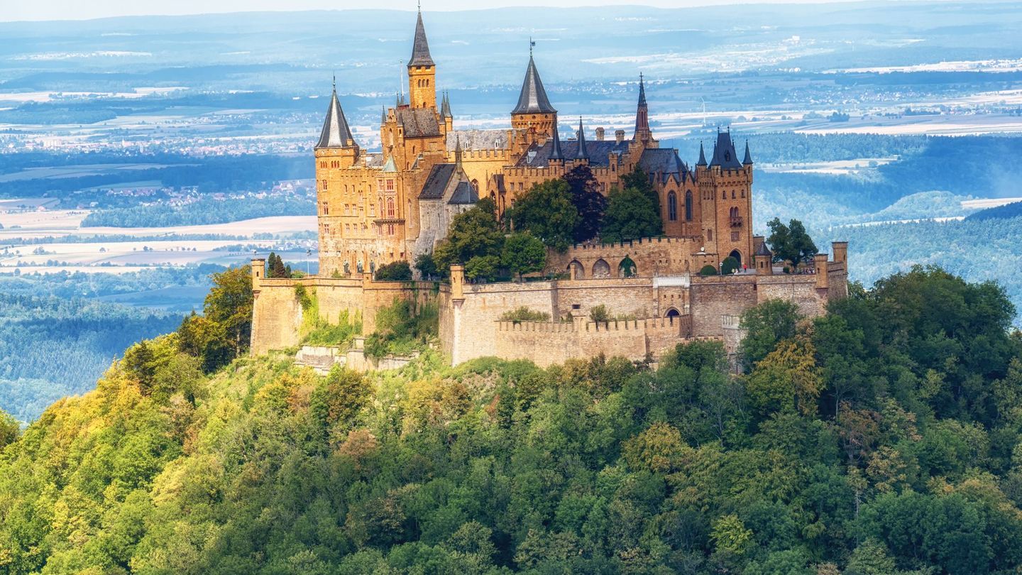 Auch die Burg Hohenzollern ragt wie ein Märchenschloss aus einer fantastischen Landschaft: auf einem Berg am Rande der Schwäbischen Alb. Urkundlich wurde die Stammburg des Fürstengeschlechts der Hohenzollern 1267 zum ersten Mal erwähnt. Danach folgten viele Kriege der Zerstörung und erst im 19. Jahrhundert wurde sie, wie sie heute steht, im neugotischen Stil erbaut.