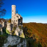Ebenfalls in der Schwäbischen Alb liegt das sogenannte "Märchenschloss Württembergs". 2009 nutzte man das historische Schloss Lichtenstein deshalb auch als Kulisse für den ARD-Märchenfilm "Dornröschen". Das Schloss von 1840 ist eine würdige Hommage an das Mittelalter als Zeitalter der Ritterburgen und ist nur über eine schmale Brücke in der Felslandschaft zu erreichen.