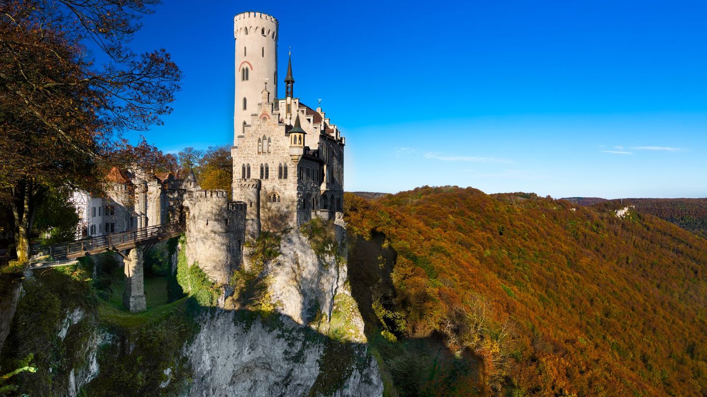 Ebenfalls in der Schwäbischen Alb liegt das sogenannte "Märchenschloss Württembergs". 2009 nutzte man das historische Schloss Lichtenstein deshalb auch als Kulisse für den ARD-Märchenfilm "Dornröschen". Das Schloss von 1840 ist eine würdige Hommage an das Mittelalter als Zeitalter der Ritterburgen und ist nur über eine schmale Brücke in der Felslandschaft zu erreichen.
