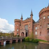 Vor 700 Jahren wurde dieses Wasserschloss bei Bedburg-Hau im Kreis Kleve urkundlich zum ersten Mal erwähnt. Seitdem hat das Schloss Moyland viele Zerstörungen durch Kriege hinter sich. 1987 wurde die schöne Schlossanlage vollumfänglich rekonstruiert und ist seit 1997 ein Museum für die private Sammlung moderner Kunst der Brüder van der Grinten, die den Wiederaufbau finanzierten.