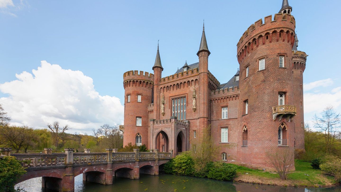 Vor 700 Jahren wurde dieses Wasserschloss bei Bedburg-Hau im Kreis Kleve urkundlich zum ersten Mal erwähnt. Seitdem hat das Schloss Moyland viele Zerstörungen durch Kriege hinter sich. 1987 wurde die schöne Schlossanlage vollumfänglich rekonstruiert und ist seit 1997 ein Museum für die private Sammlung moderner Kunst der Brüder van der Grinten, die den Wiederaufbau finanzierten.
