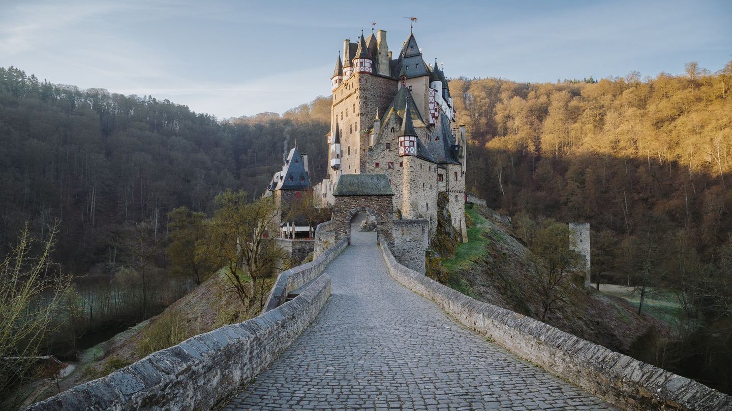 Ohne Zeichen der Zeit: Die Höhenburg Burg Eltz im Tal der Elz in der Eifel hat hingegen alle Kriege in der Region weitestgehend unbeschadet überstanden. Aber nicht nur deshalb ist die Burg aus dem 12. Jahrhundert eine Reise wert. Denn auch die Szenerie um die mittelalterliche Burg ist einfach atemberaubend. Burg Eltz liegt auf einem Fels mit vielen Wanderwegen durch das wunderschöne Naturschutzgebiet.