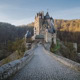 Ohne Zeichen der Zeit: Die Höhenburg Burg Eltz im Tal der Elz in der Eifel hat hingegen alle Kriege in der Region weitestgehend unbeschadet überstanden. Aber nicht nur deshalb ist die Burg aus dem 12. Jahrhundert eine Reise wert. Denn auch die Szenerie um die mittelalterliche Burg ist einfach atemberaubend. Burg Eltz liegt auf einem Fels mit vielen Wanderwegen durch das wunderschöne Naturschutzgebiet.