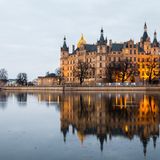 Das imposante Schloss Schwerin liegt mitten in der Stadt und gilt als eines der bedeutendsten Schlösser des Romantischen Historismus in Europa. Seit 1990 ist der Bau auf der Schlossinsel Sitz des Landtages von Mecklenburg-Vorpommern. Zuvor war es jahrhundertelang die Residenz der mecklenburgischen Herzöge und Großherzöge.