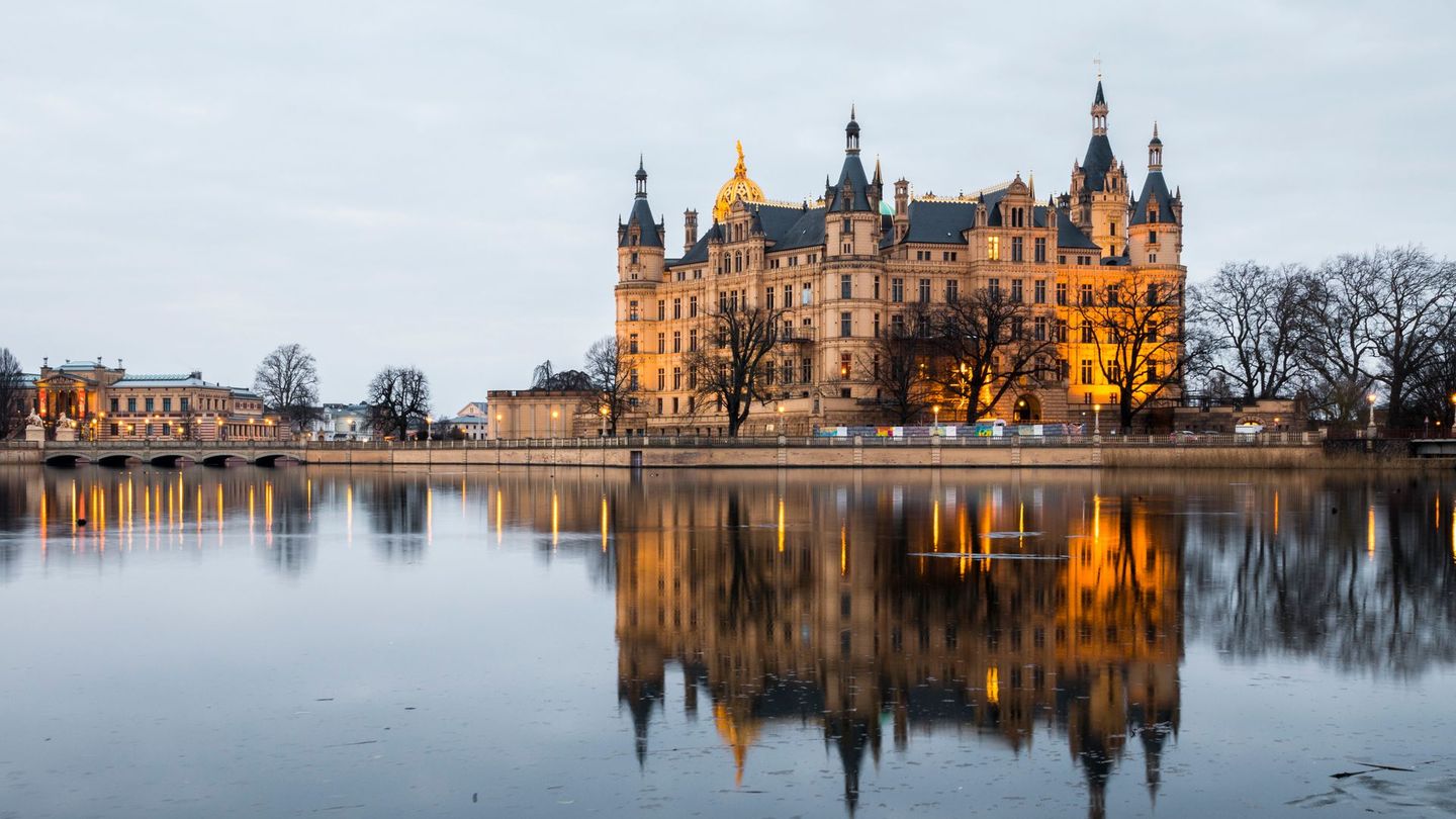 Das imposante Schloss Schwerin liegt mitten in der Stadt und gilt als eines der bedeutendsten Schlösser des Romantischen Historismus in Europa. Seit 1990 ist der Bau auf der Schlossinsel Sitz des Landtages von Mecklenburg-Vorpommern. Zuvor war es jahrhundertelang die Residenz der mecklenburgischen Herzöge und Großherzöge.