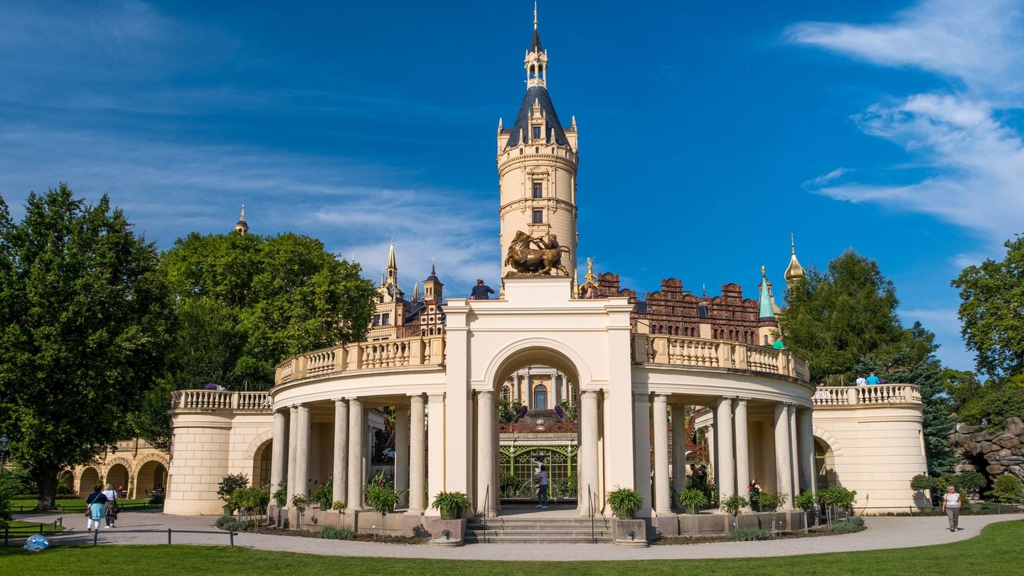 Die Geschichte des Schloss Schwerin geht 1.000 Jahre zurück, der heutige Prachtbau wurde jedoch erst ab 1845 in einem großen Umbau nach französischen Vorbildern im Neorenaissance-Stil geplant und verschaffte dem Schloss Spitznamen wie "Neuschwanstein des Nordens" oder "Cinderella-Schloss".