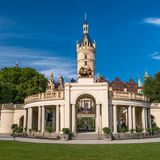 Die Geschichte des Schloss Schwerin geht 1.000 Jahre zurück, der heutige Prachtbau wurde jedoch erst ab 1845 in einem großen Umbau nach französischen Vorbildern im Neorenaissance-Stil geplant und verschaffte dem Schloss Spitznamen wie "Neuschwanstein des Nordens" oder "Cinderella-Schloss".