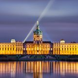 Die ehemalige Sommerresidenz der Hohenzollern in Berlin, Charlottenburg spiegelt viele Baustile wider. Zwischen 1695 und 1791 wurde der Bau im Stil des Barock, des Rokoko und des Klassizismus umgebaut. Vor allem die Prachträume und das Museum sind beeindruckende Zeugnisse einer vergangenen Zeit und geben Einblicke in eine der bedeutendsten Dynastien des ehemaligen deutschen Hochadels.