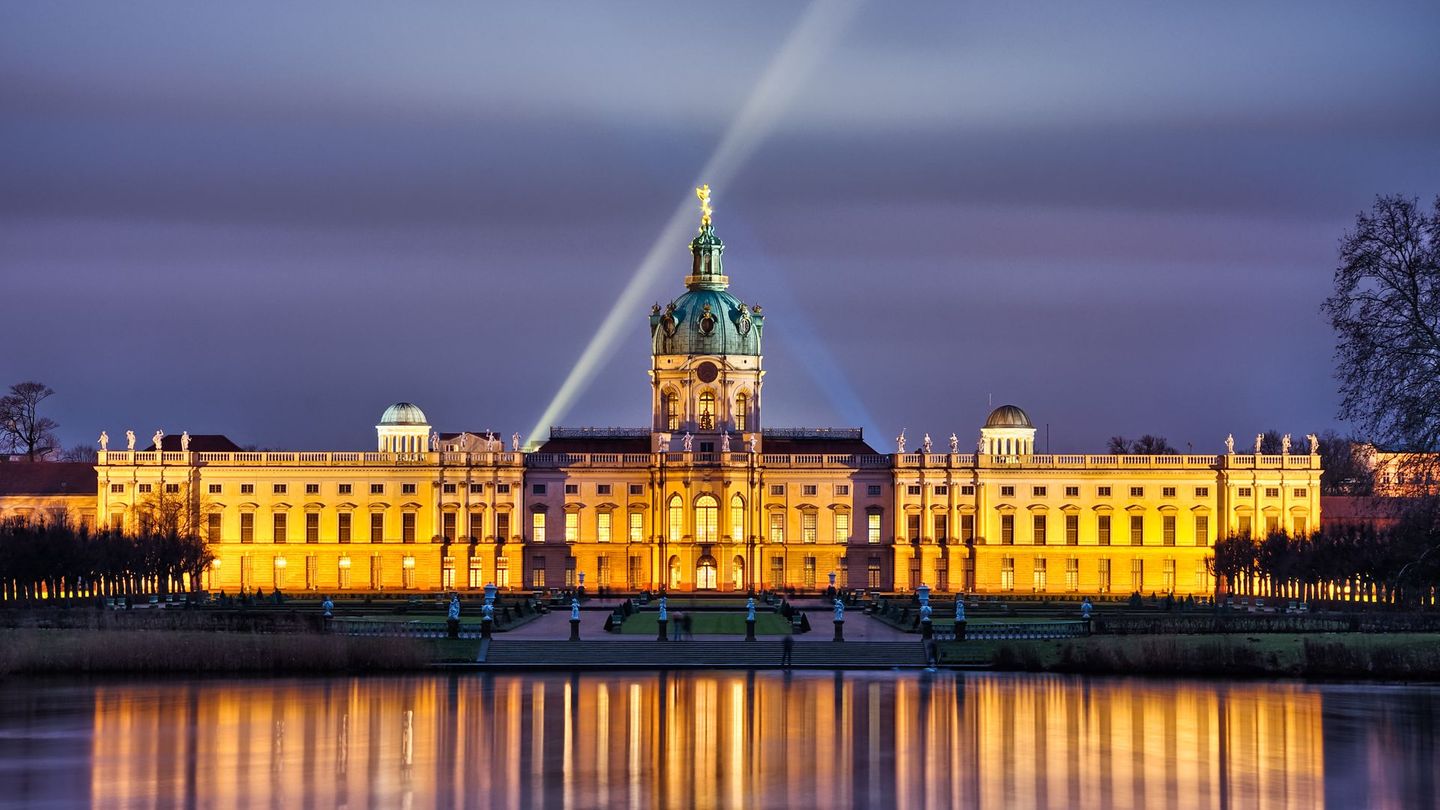 Die ehemalige Sommerresidenz der Hohenzollern in Berlin, Charlottenburg spiegelt viele Baustile wider. Zwischen 1695 und 1791 wurde der Bau im Stil des Barock, des Rokoko und des Klassizismus umgebaut. Vor allem die Prachträume und das Museum sind beeindruckende Zeugnisse einer vergangenen Zeit und geben Einblicke in eine der bedeutendsten Dynastien des ehemaligen deutschen Hochadels.