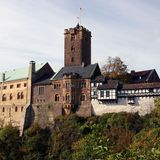 Die beeindruckende Burg am Rande Eisenachs spiegelt fast 1.000 Jahre deutsche Geschichte wider. Wohl ein Grund, warum die Wartburg zu den ersten Burgen Deutschlands zählt, die als UNESCO-Welterbe gelistet wurde. Denn wie keine andere Burg in Deutschland wurde der Bau von 1067 Zeitzeuge wichtiger Ereignisse – vor allem nach 1521/1522 ...