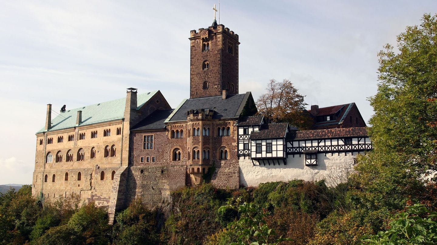 Die beeindruckende Burg am Rande Eisenachs spiegelt fast 1.000 Jahre deutsche Geschichte wider. Wohl ein Grund, warum die Wartburg zu den ersten Burgen Deutschlands zählt, die als UNESCO-Welterbe gelistet wurde. Denn wie keine andere Burg in Deutschland wurde der Bau von 1067 Zeitzeuge wichtiger Ereignisse – vor allem nach 1521/1522 ...