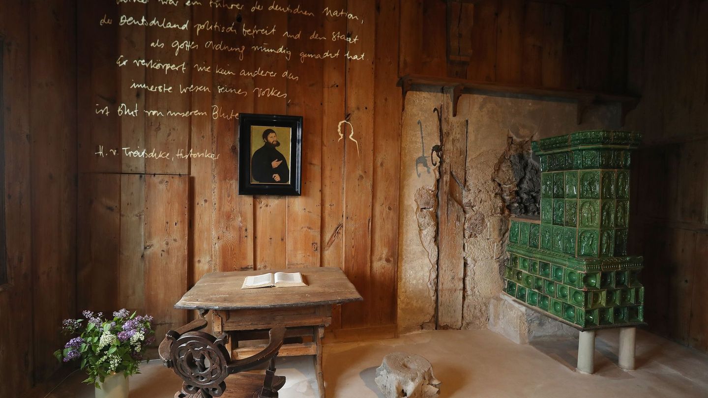 Denn damals übersetzte Martin Luther einen Teil des Neuen Testaments vom Lateinischen ins Deutsche – in der Wartburg! Die sogenannte "Lutherstube" steht heute noch Besuchern offen. Auch die heilige Elisabeth von Thüringen ist eng verbunden mit der Wartburg. So auch Goethe, der die Wartburg oft aufsuchte und sie in einer bekannten Zeichnung verewigte.