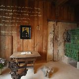 Denn damals übersetzte Martin Luther einen Teil des Neuen Testaments vom Lateinischen ins Deutsche – in der Wartburg! Die sogenannte "Lutherstube" steht heute noch Besuchern offen. Auch die heilige Elisabeth von Thüringen ist eng verbunden mit der Wartburg. So auch Goethe, der die Wartburg oft aufsuchte und sie in einer bekannten Zeichnung verewigte.