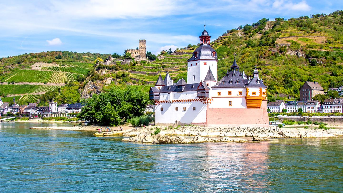 Die Burg Pfalzgrafenstein wurde 1327 von König Ludwig IV. als Zollturm errichtet. Sie thront als Inselburg auf der Felsinsel Falkenau im Rhein und wurde nie als Residenz genutzt, sondern nur zur Einnahme des Schiffszolls. 2002 wurde die Burg Teil des UNESCO-Welterbes Oberes Mittelrheintal, heute finden dort vor allem kulturelle Veranstaltungen und Kunstausstellungen statt.