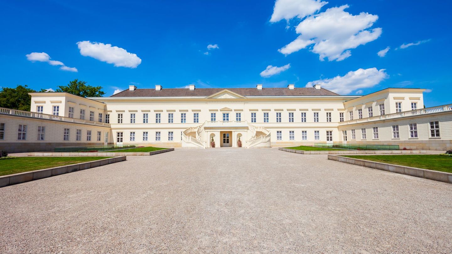 Schloss Herrenhausen in Hannover wurde im 17. Jahrhundert im Stil des Barock gebaut. Das herrschaftliche Haus entstand aus einem einfachen Gutshaus heraus. Erst 1819 wurde Schloss Herrenhausen vom damaligen Hofbaumeister des Königreichs Hannover, Georg Ludwig Friedrich Laves, im klassizistischen Baustil umgebaut.
