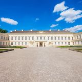 Schloss Herrenhausen in Hannover wurde im 17. Jahrhundert im Stil des Barock gebaut. Das herrschaftliche Haus entstand aus einem einfachen Gutshaus heraus. Erst 1819 wurde Schloss Herrenhausen vom damaligen Hofbaumeister des Königreichs Hannover, Georg Ludwig Friedrich Laves, im klassizistischen Baustil umgebaut.
