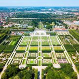 Nach dem Zweiten Weltkrieg war das Schloss Herrenhausen weitestgehend zerstört. Es dauerte bis 2013, bis das Schloss als Tagungszentrum und Museum wieder eröffnet werden konnte. Besonderes Augenmerk verdient die beeindruckende Gartenanlage mit dem historischen Kernstück, dem Großen Garten. Als Zeugnis seiner Zeit zählt er zu den bedeutendsten Barockgärten in Europa.